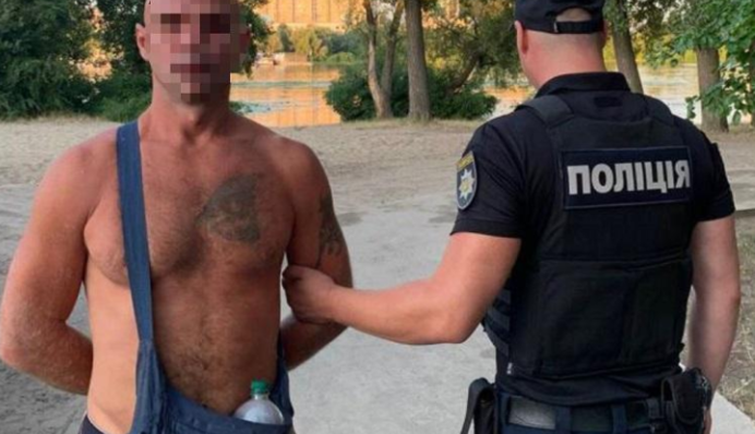 В Киеве рецидивист избил и ограбил пожилого мужчину, но был задежан копами