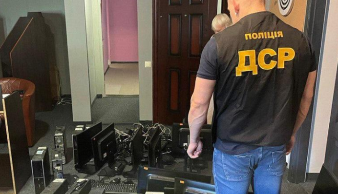 У Києві копи накрили мережу підпільних казино: пройшли десятки обшуків, фото