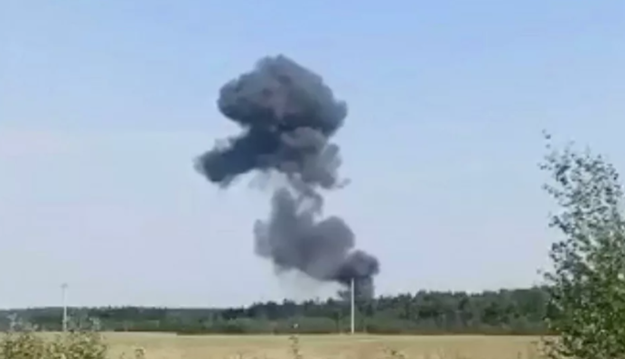 Під Москвою розбився дослідний військовий літак, загинув герой Росії: відео