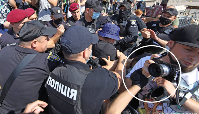 У центрі Києва копи побили журналіста 