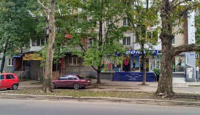 Сьорбали горілку з горла: в Одесі компанія на авто в'їхала в магазин, відео