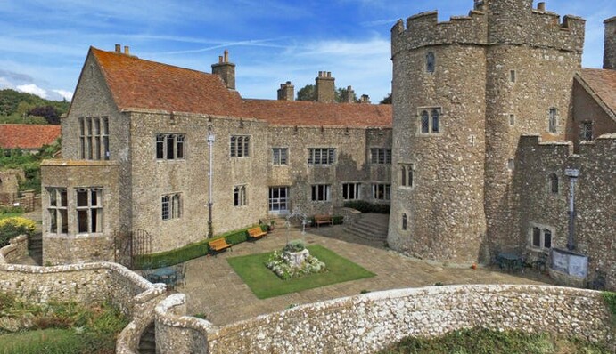 У Британії продають середньовічний замок, де записувався Пол Маккартні: фото зовні і всередині