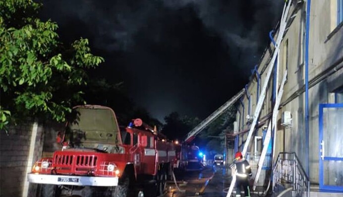 У Львівській області сталася серйозна пожежа - вогонь гасили до ранку: відео