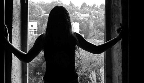 В Мукачево девушка прыгнула с многоэтажки, оставив предсмертную записку: видео