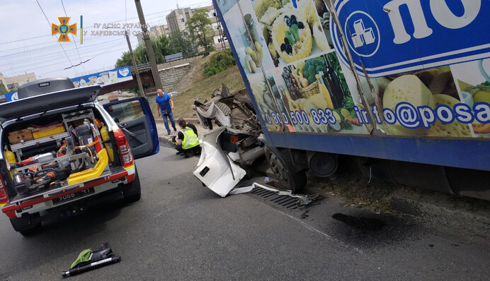 В Харькове у грузовика на ходу оторвало кабину - момент попал на видео