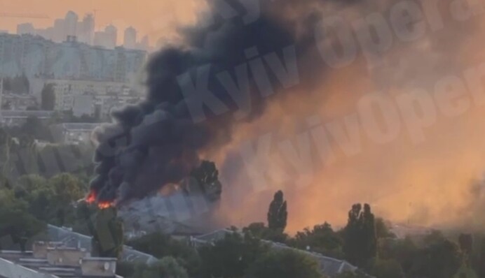 В Киеве вспыхнул масштабный пожар в жилом доме: подробности и видео