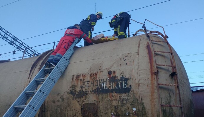 У Львівській області дівчинку вдарило струмом на даху вагона, вона потрапила в реанімацію: фото