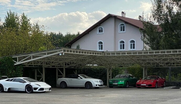 Як в Монако: під Києвом помітили парковку з елітними авто, фото