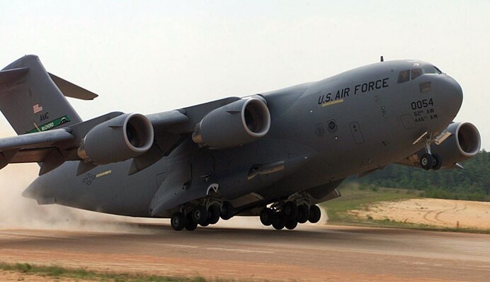 Поставив рекорд: американський транспортник за раз вивіз із Кабула 823 біженця, фото