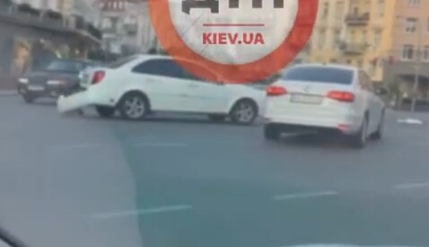 У центрі Києва копи протаранили авто на перехресті - їхали на червоне світло: відео