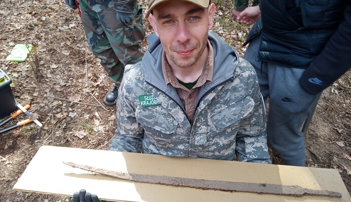 Поруч з Україною знайшли бойовий меч предків вікінгів: фото