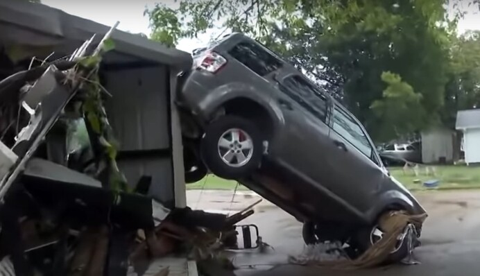 У США повінь зруйнувала будинки та вбила багато людей: відео наслідків