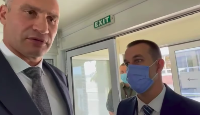 Власть демонстрирует мелочность и слабость: Кличко отреагировал на инцидент с визитом Меркель в аэропорту 