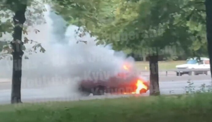 ​В Киеве на ходу загорелся легковой автомобиль, копы перекрыли оживленную трассу: видео