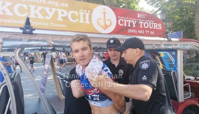 В Одесі на фестивалі вишиванки зловили провокатора в футболці з прапором РФ: фото і відео