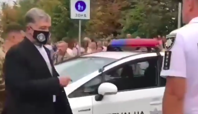 У центрі Києва Порошенка облили зеленкою: відео