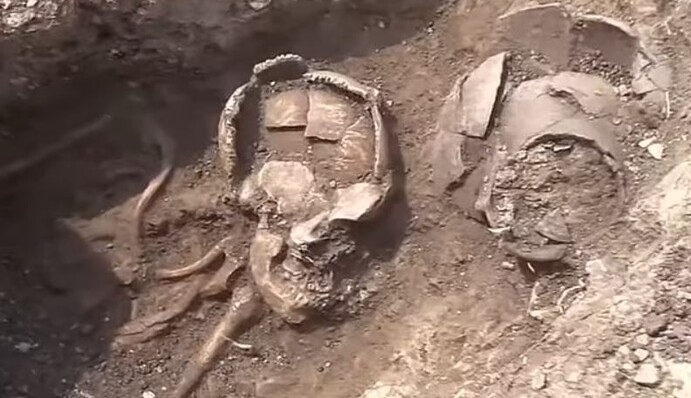 ​В Трансильвании нашли древнее кладбище с загадочными горшками на черепах: фото и видео