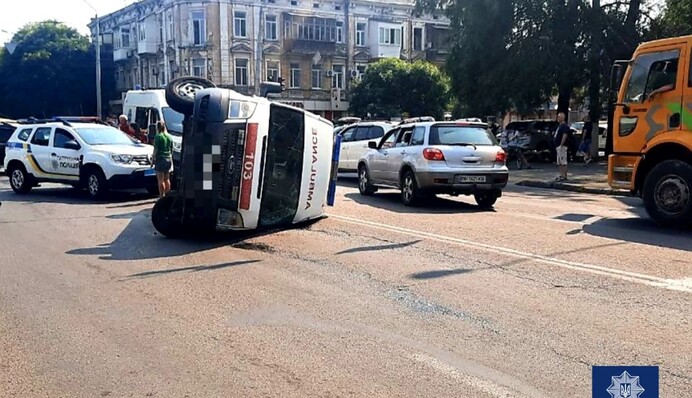 В Одесі швидка зіткнулася з позашляховиком: місце аварії нагадує сцену з фільму