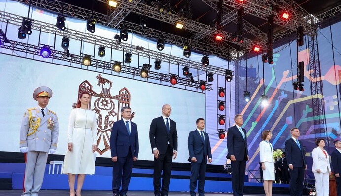 ​Успел к параду: Зеленский все-таки добрался в Кишинев, фото и видео