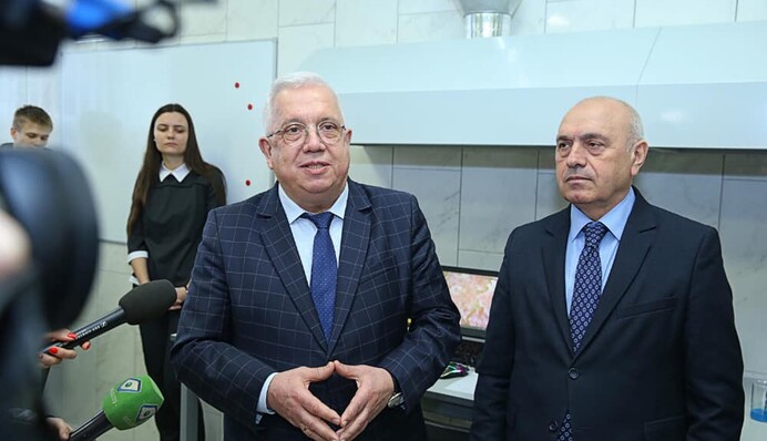 Заслужил так заслужил: строителю самого дорогого туалета в Украине вручили орден "За заслуги"