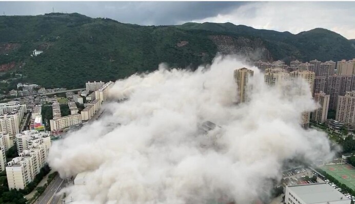 В Китае одновременно снесли 15 небоскребов: впечатляющие фото и видео