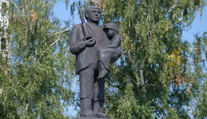 На Донбассе открыли странный памятник шахтеру с ребенком: соцсети хохочут