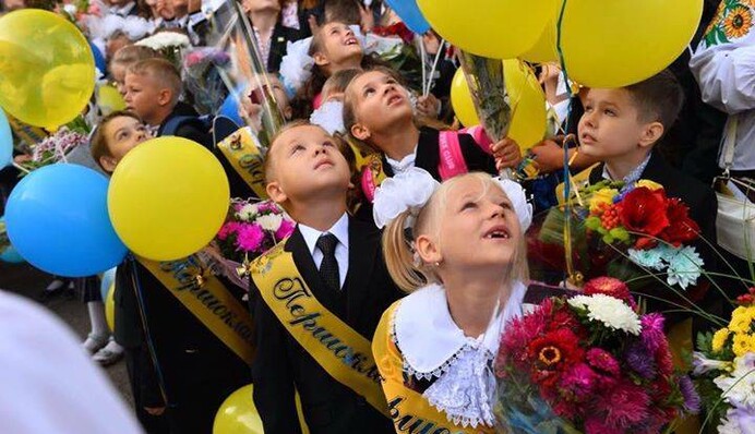 Школьные линейки на День знаний: что известно о решении властей в регионах