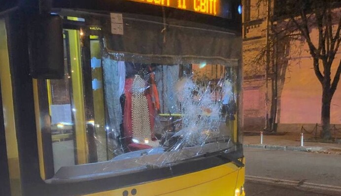 В Киеве неадекват разбил стекло троллейбуса и напал на водителя: фото