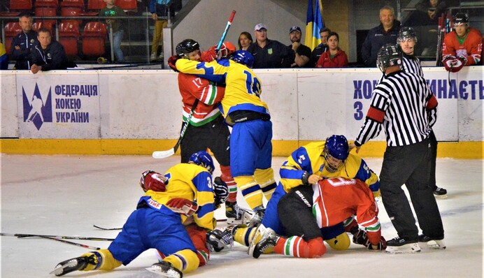 Ответили за п***сов: украинские хоккеисты избили оскорбивших их венгров, фото