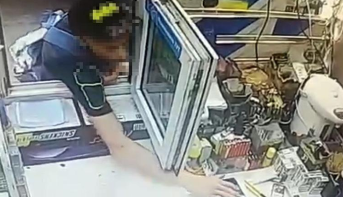 Сидел за наркотики, оружие и грабеж: в Киеве копы поймали похитителя телефонов, фото