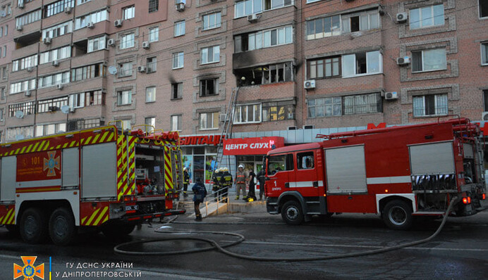 У Дніпрі вогонь повністю знищив квартиру: відео пожежі