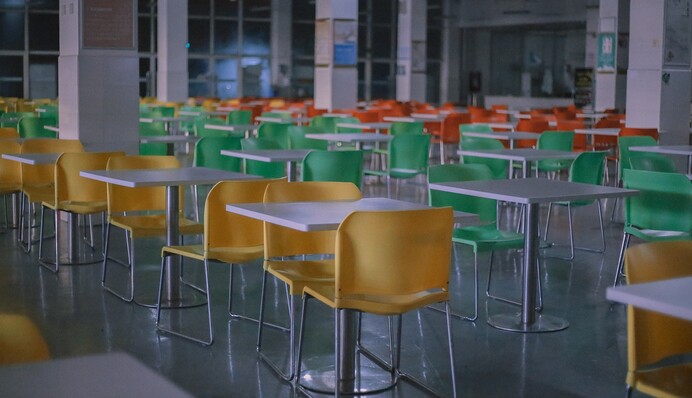 Більше м'яса і ніякої шкідливої ​​їжі: чим будуть харчуватися українські школярі з 1 вересня