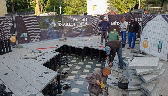 Більше ніяких НП. У Києві фонтан захистили від горе-водіїв: фото