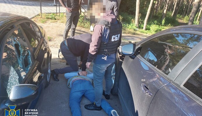 Погрожував знищити бізнес: СБУ в Кропивницькому на величезному хабарі затримала начальника Льотної академії, фото і відео