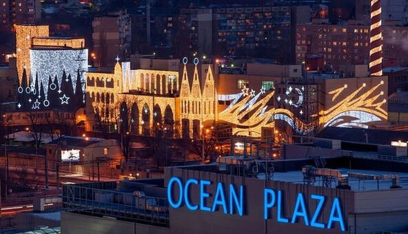 Впало скло: в Києві жінка отримала серйозні травми на зупинці, фото