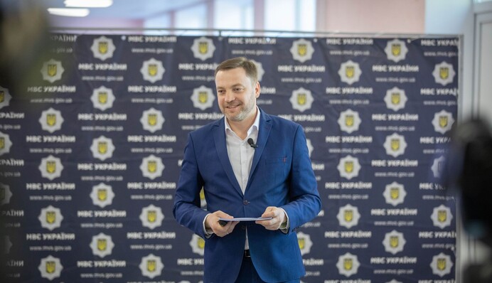 Глава МВС особисто розповів київським школярам про правила поведінки на дорозі: фото і відео