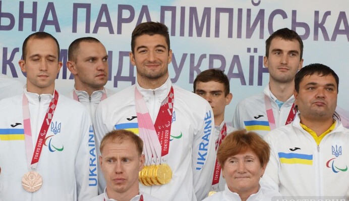 Паралімпійці повернулися в Україну з майже сотнею медалей: ексклюзивні фото зустрічі спортсменів в аеропорту
