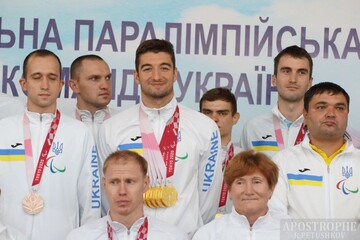 Паралимпийцы вернулись в Украину с почти сотней медалей: эксклюзивные фото встречи спортсменов в аэропорту