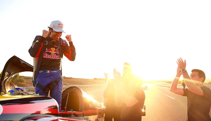 Пілот-каскадер пролетів на літаку через два тунелі, поставивши відразу 5 рекордів: відео