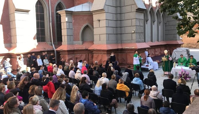 В Киеве провели мессу рядом с закрытым Костелом Святого Николая: фото и видео