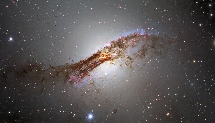 Як виглядає одна з найближчих до Чумацького Шляху галактик: астрономи показали найдетальніше фото