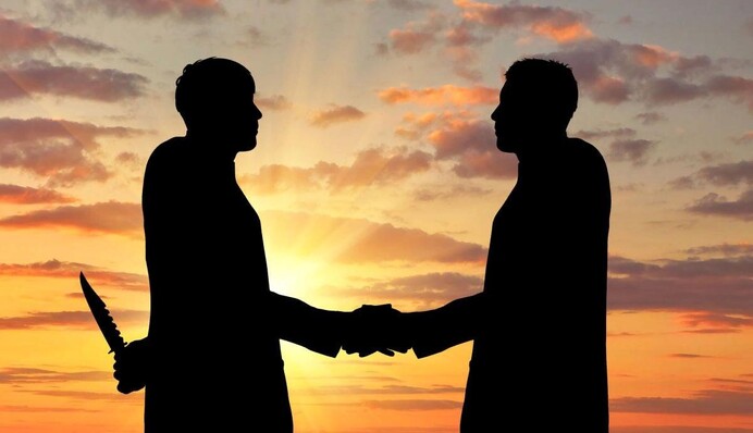 Названы четыре самых фальшивых друга по знаку Зодиака - способны всадить нож в спину