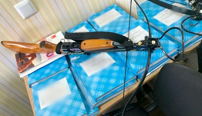 У Полтаві дівчина з арбалетом відкрила в школі стрілянину по вчителях: фото
