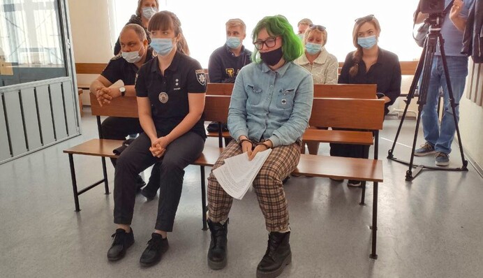 В Полтаве суд принял решение по девушке, стрелявшей из арбалета по учителям