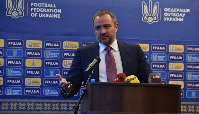 Шевченко vs Павелко: фанати масово вимагають звільнення президента УАФ