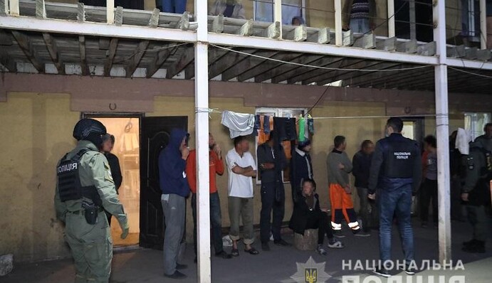 Спаивали, унижали и избивали: задержана банда, державшая в трудовом рабстве 120 человек, фото