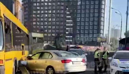 В Киеве легковушка влетела в автобус: видео с места серьезной аварии