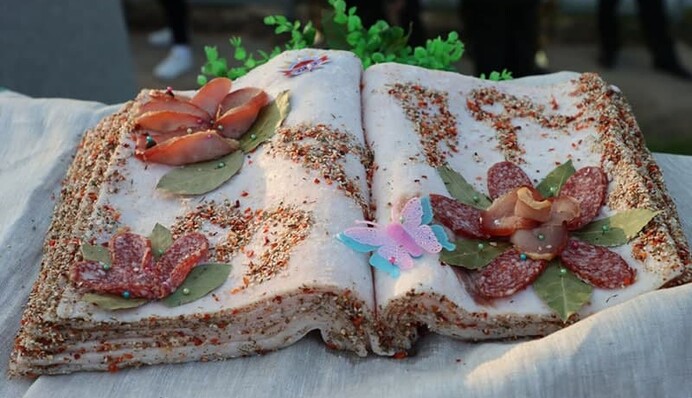 У Білорусі прихильників Лукашенка урочисто зустрічали книгою з сала: фото