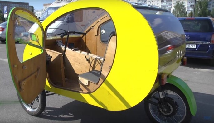 В Україні створили унікальне авто з велосипедним кермом: відео