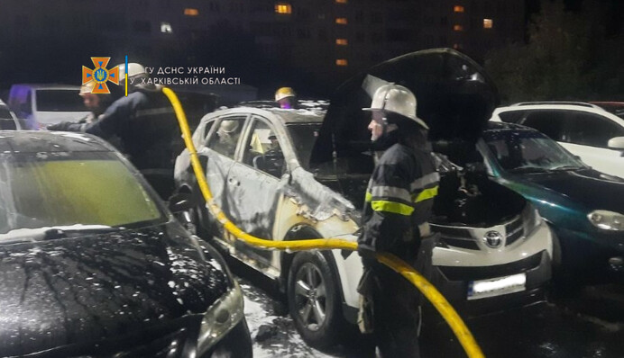В Харькове огонь уничтожил сразу шесть машин: видео